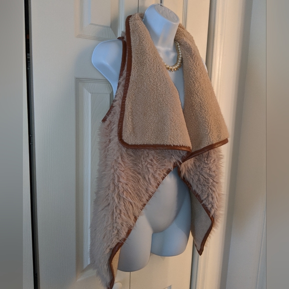 Tan Sherpa & Fleece Vest w/ Pockets - Picture 8 of 8